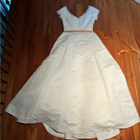 Off white bridal gown, never altered with matching tiara and matching veil. - Picture 11 of 12